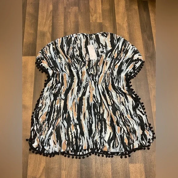 Black and White and beige Ruffled Short Sleeve Blouse - Picture 2 of 7